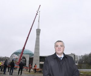 11.11.2020., Sisak - Na minaret sisacke dzamije postavljen je zavrsetak minareta (stozac sa pripadajucim ukrasnim "alemom"). Predsjednik Mesihata Islamske zajednice u Hrvatskoj muftija dr. Aziz Hasanovic Photo: Nikola Cutuk/PIXSELL