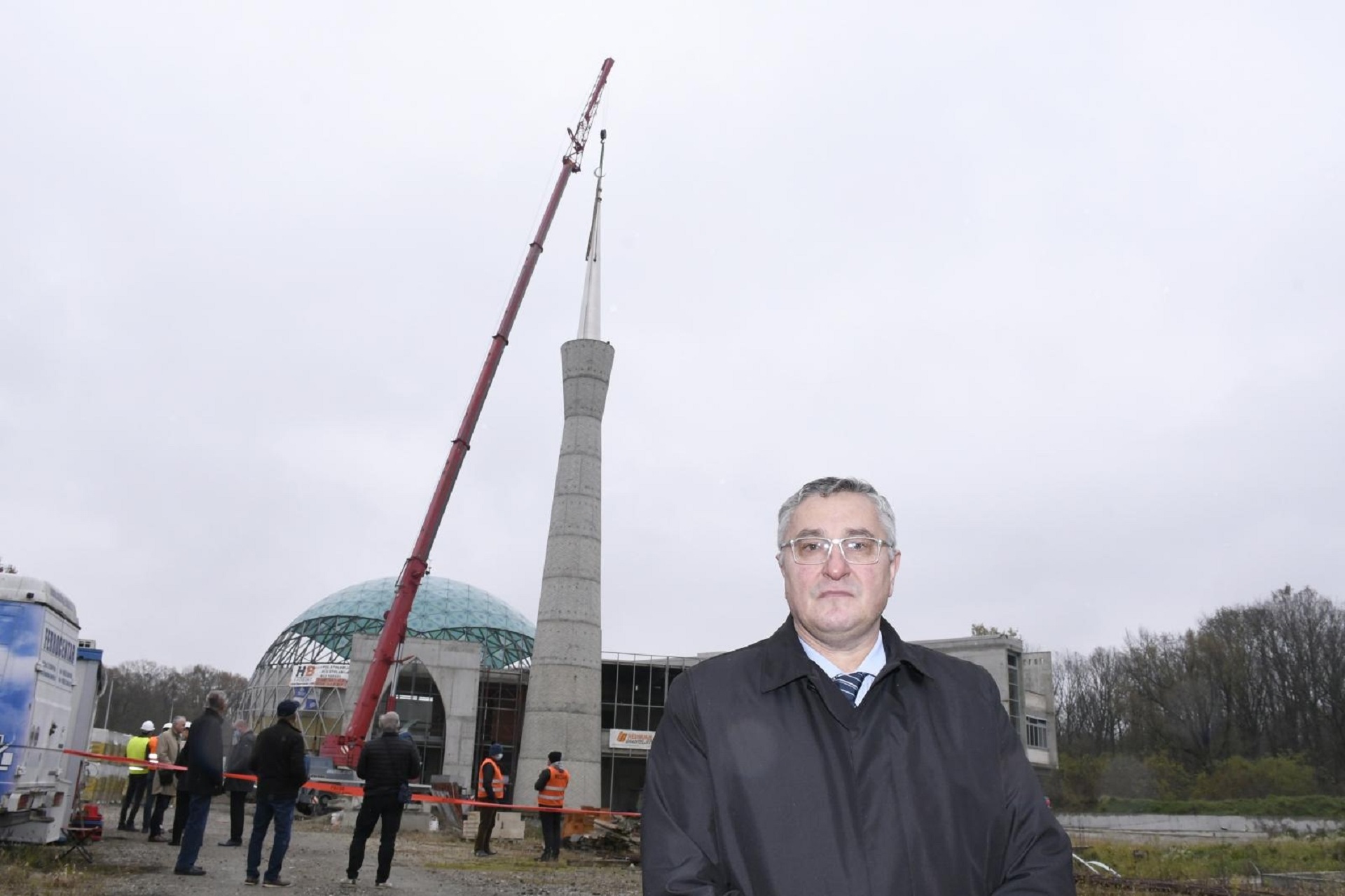 11.11.2020., Sisak - Na minaret sisacke dzamije postavljen je zavrsetak minareta (stozac sa pripadajucim ukrasnim "alemom"). Predsjednik Mesihata Islamske zajednice u Hrvatskoj muftija dr. Aziz Hasanovic Photo: Nikola Cutuk/PIXSELL
