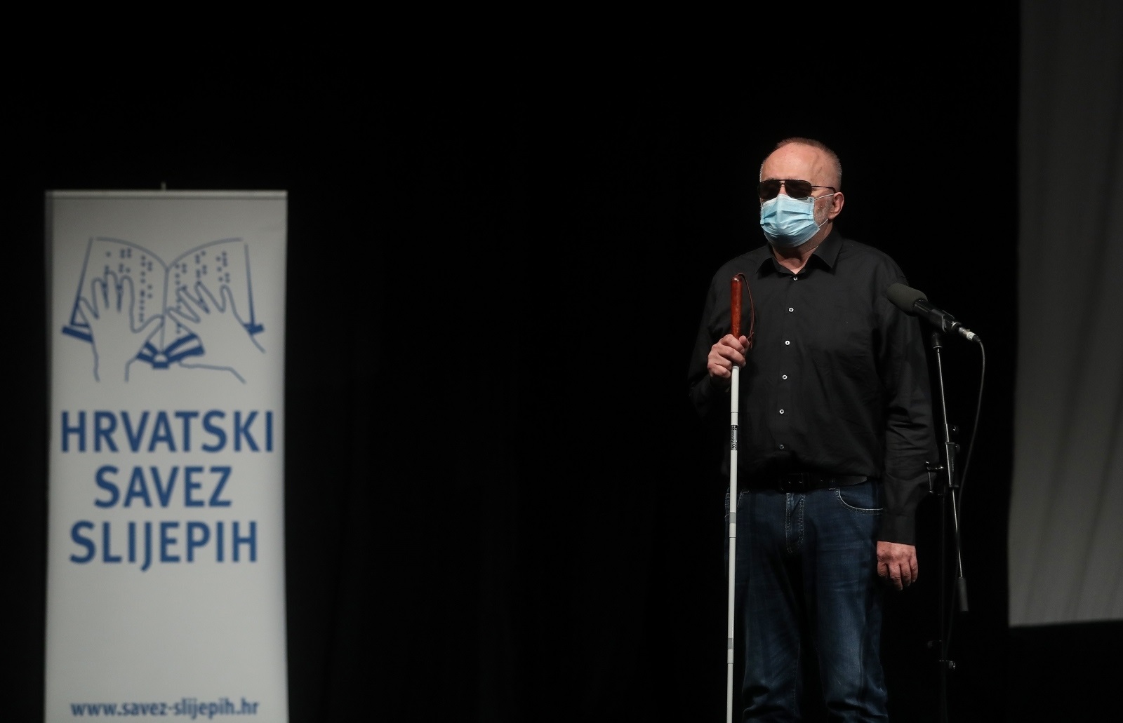 15.10.2020., Zagreb - U kazalistu Vidra Hrvatski savez sljepih obiljezio je Medjunarodni dan Bijelog stapa te tom prigodom najavio brojne projekte koje rade za podizanje kvalitete zivota sljepih i slabovidnih osoba. Predsjednik Saveza Vojin Peric. Photo: Zeljko Lukunic/PIXSELL