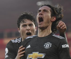 epa08850998 Edinson Cavani (R) of Manchester United celebrates after scoring the 2-2 equalizer during the English Premier League soccer match between Southampton FC and Manchester United in Southampton, Britain, 29 November 2020.  EPA/Mike Hewitt / POOL EDITORIAL USE ONLY. No use with unauthorized audio, video, data, fixture lists, club/league logos or 'live' services. Online in-match use limited to 120 images, no video emulation. No use in betting, games or single club/league/player publications.