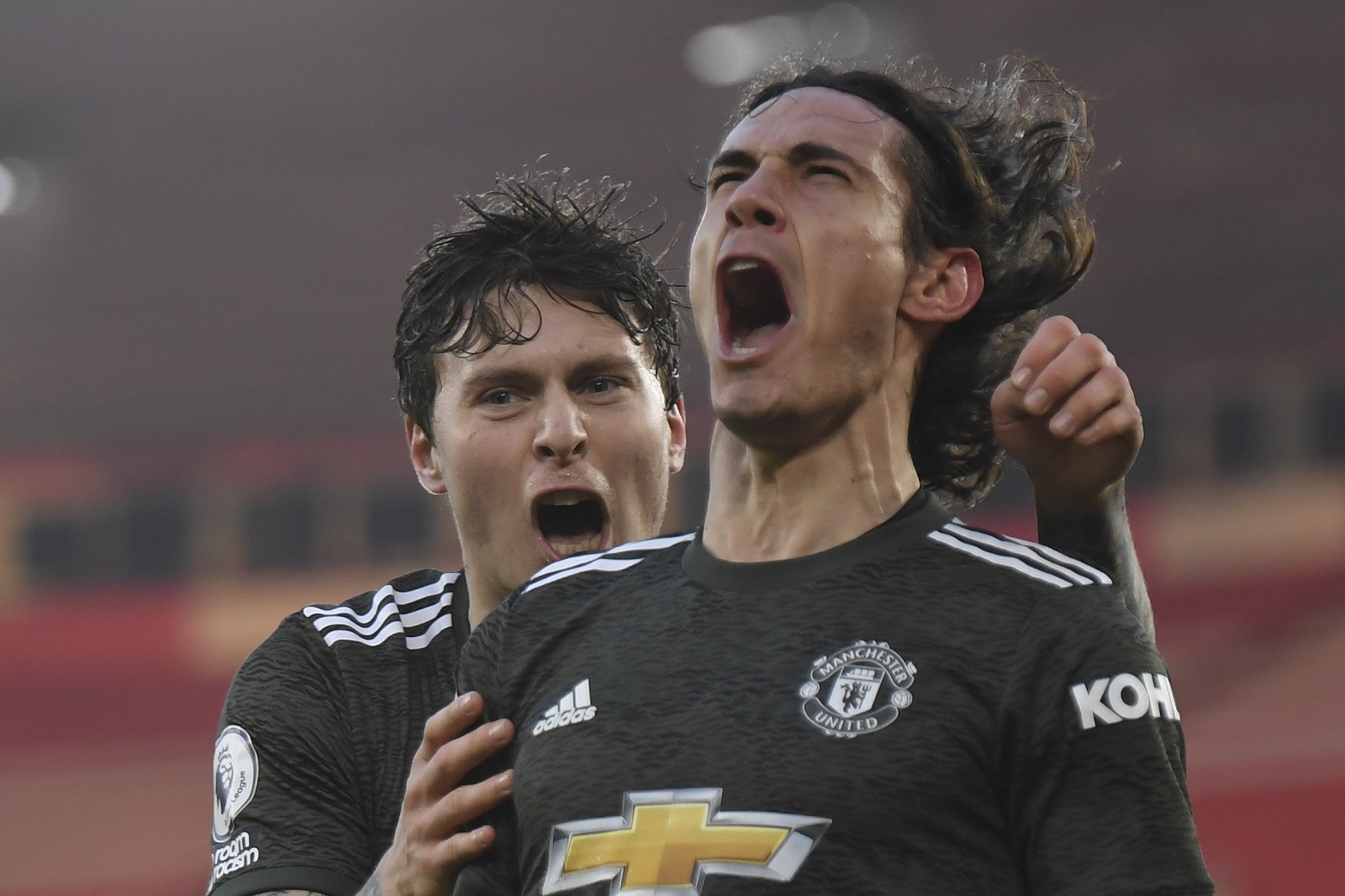 epa08850998 Edinson Cavani (R) of Manchester United celebrates after scoring the 2-2 equalizer during the English Premier League soccer match between Southampton FC and Manchester United in Southampton, Britain, 29 November 2020.  EPA/Mike Hewitt / POOL EDITORIAL USE ONLY. No use with unauthorized audio, video, data, fixture lists, club/league logos or 'live' services. Online in-match use limited to 120 images, no video emulation. No use in betting, games or single club/league/player publications.