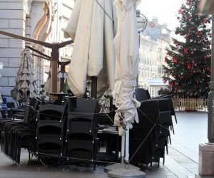 28.11.2020., Rijeka - Prazne terase zatvorenih ugostiteljskih objekata u centru grada. 
Photo: Goran Kovacic/PIXSELL