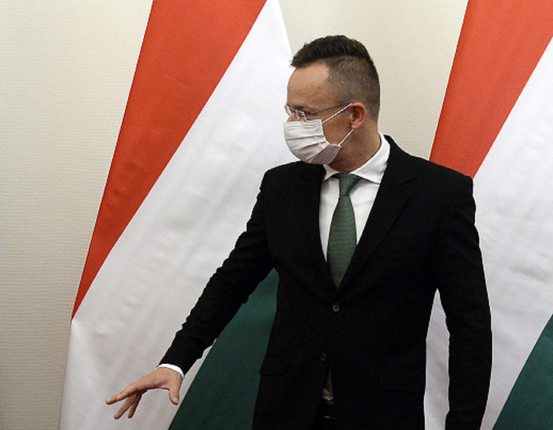 epa08782458 Kosovar Minister of Foreign Affairs and Diaspora Meliza Haradinaj-Stublla (L) and Hungarian Minister of Foreign Affairs and Trade Peter Szijjarto chat in the latter's office during their meeting in Budapest, Hungary, 29 October 2020.  EPA/Lajos Soos HUNGARY OUT
