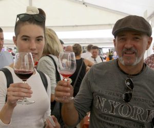 29.09.2012., Motovun - Na glavnom trgu odrzana enogastromanifestacija "TeTa" festival terana i tartufa. Na standovima su se nudila izvrsna istaska vina medju kojima je prevladavala sorta Teran. Poznati tartufatr Zigante i ove godine je izlozio najveci tartuf koji je tezio oko 180 grama. Najvece primjerke Zigante cuva za otvaranje manifestacije Dani Zigante tartufa u Livadama. Frontmen grupe Gustafi Edi Morozin s pjevacicom Fridom kusao vina.
Photo: Dusko Marusic/PIXSELL