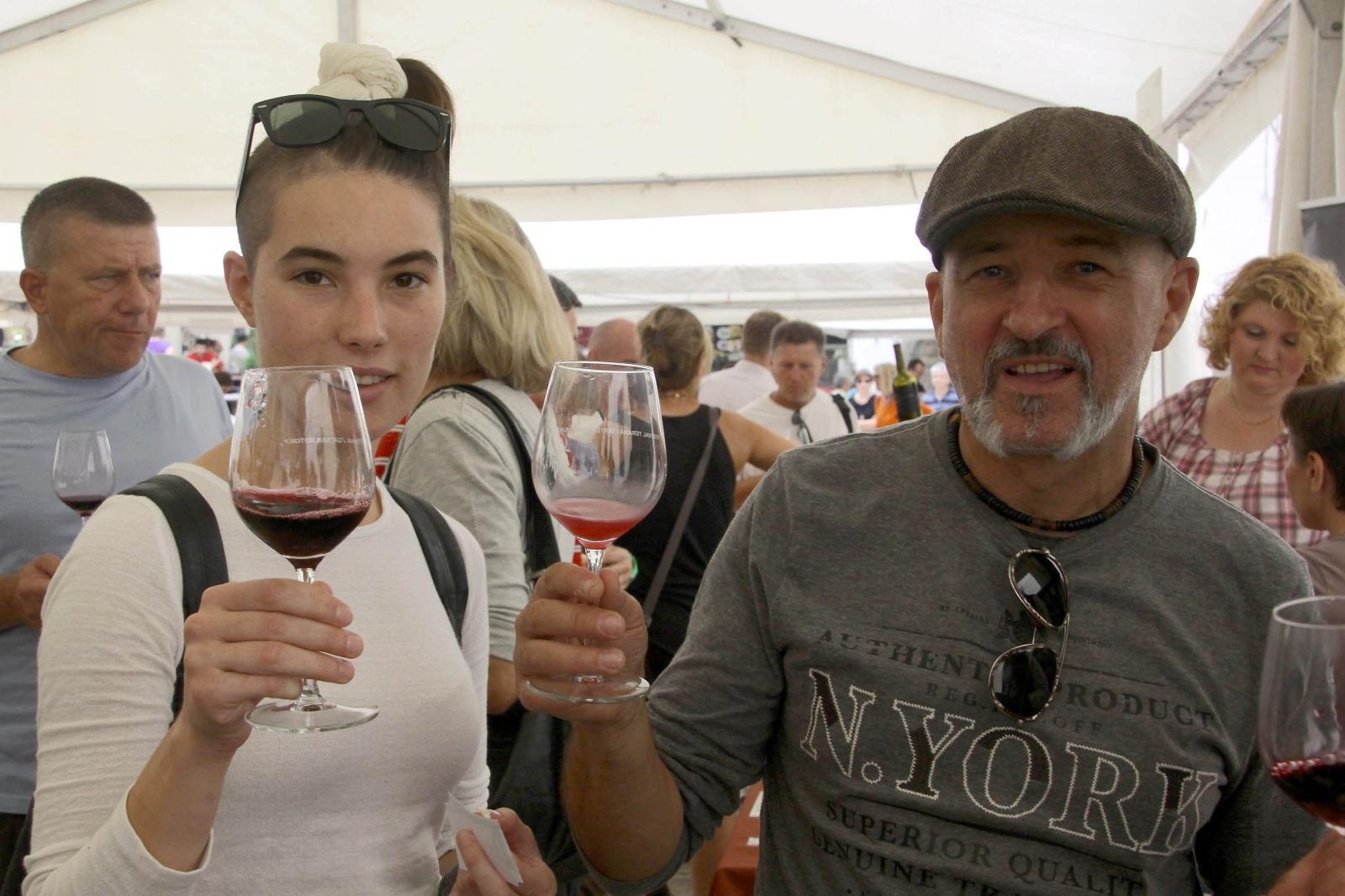 29.09.2012., Motovun - Na glavnom trgu odrzana enogastromanifestacija "TeTa" festival terana i tartufa. Na standovima su se nudila izvrsna istaska vina medju kojima je prevladavala sorta Teran. Poznati tartufatr Zigante i ove godine je izlozio najveci tartuf koji je tezio oko 180 grama. Najvece primjerke Zigante cuva za otvaranje manifestacije Dani Zigante tartufa u Livadama. Frontmen grupe Gustafi Edi Morozin s pjevacicom Fridom kusao vina.
Photo: Dusko Marusic/PIXSELL