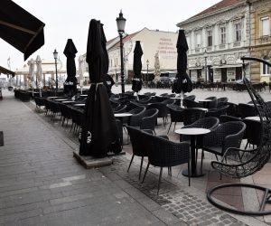 25.11.2020., Slavonski Brod - Najava novih epidemioliskih mjera o ponovnom zatvaranju ugostiteljskih objekata cini se vec je zazivjela u slavonskobrodskim kaficima, cije su terase u najprometnijem dijelu grada danas potpuno prazne.
Photo: Ivica Galovic/PIXSELL