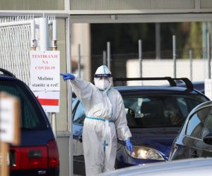 06.11.2020., Zagreb - DRIVE IN  testiranje na koronavirus na Zagrebackom Velesajmu.  Danas je doslo do problema prilikom testiranja na Velesajmu. Pojavilo se  vise ljudi nego sto je bilo dostupnih testova. Tehnicari svako jutro podjele "zelene kartone" ljudima u redu ovisno o broju testova koje imaju na raspolaganju za taj dan.  Gradjani koji su stali u red, a nisu dobili zeleni karton, nisu mogli obaviti test na Velesajmu te su upuceni u druge DRIVE IN test ambulante, mnogi su negodovali pa je morala intervenirati i policija, ali vecih izgreda nije bilo.
Photo: Zeljko Lukunic/PIXSELL