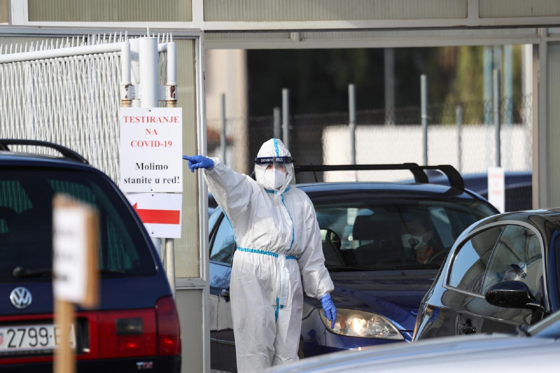 06.11.2020., Zagreb - DRIVE IN  testiranje na koronavirus na Zagrebackom Velesajmu.  Danas je doslo do problema prilikom testiranja na Velesajmu. Pojavilo se  vise ljudi nego sto je bilo dostupnih testova. Tehnicari svako jutro podjele "zelene kartone" ljudima u redu ovisno o broju testova koje imaju na raspolaganju za taj dan.  Gradjani koji su stali u red, a nisu dobili zeleni karton, nisu mogli obaviti test na Velesajmu te su upuceni u druge DRIVE IN test ambulante, mnogi su negodovali pa je morala intervenirati i policija, ali vecih izgreda nije bilo.
Photo: Zeljko Lukunic/PIXSELL