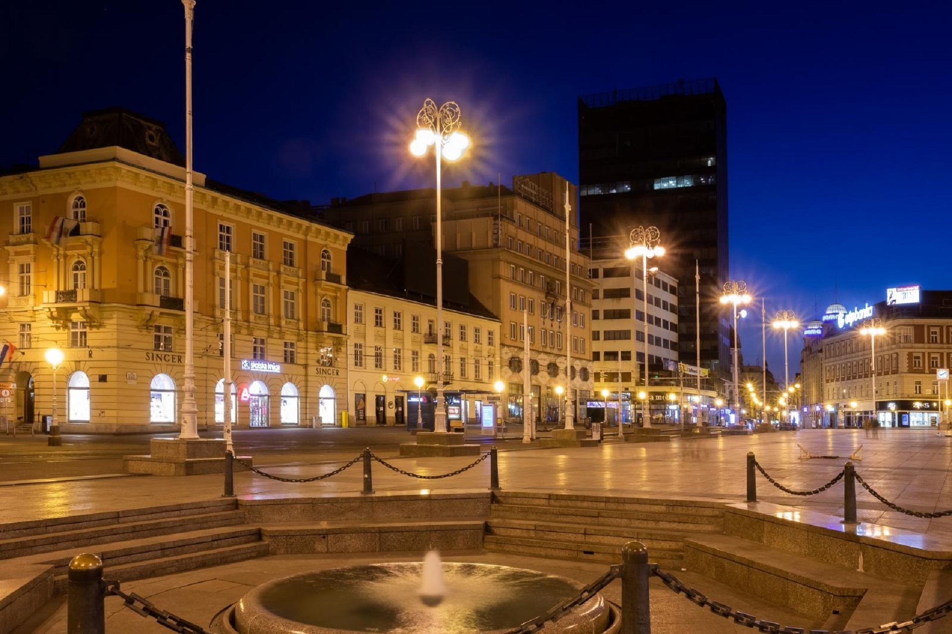 04.04.2020., Zagreb - Pusti centar grada u vecernjim subotnjim satima. 
Photo: Davor Puklavec/PIXSELL