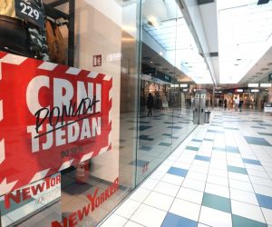 27.11.2020., Sibenik - Black friday ili crni Petak, dan nakon cetvrtog cetvrtka u Studenom, nakon dana Zahvalnosti u USA prihvacen je i u Europi i podrazumijeva pocetak Bozicne sezone kupovine.
Photo: Dusko Jaramaz/PIXSELL