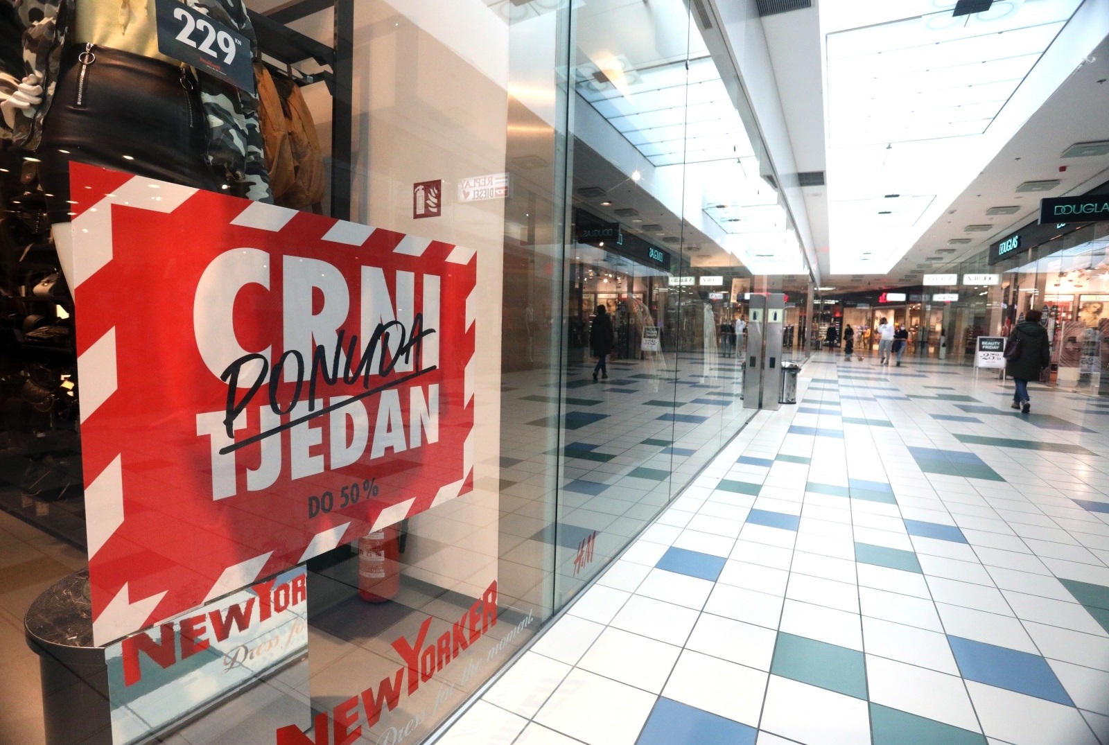 27.11.2020., Sibenik - Black friday ili crni Petak, dan nakon cetvrtog cetvrtka u Studenom, nakon dana Zahvalnosti u USA prihvacen je i u Europi i podrazumijeva pocetak Bozicne sezone kupovine.
Photo: Dusko Jaramaz/PIXSELL