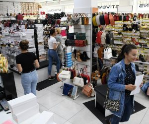 27.04.2020., Bjelovar - Prvom fazom popustanja mjera u vezi koronavirusa Bjelovarcani su s nestrpljenjem docekali otvaranje obrtnickih radnji poput postolara, knjiznica, te naravno trgovina obucom i odjecom. Svugdje je stanje bilo uredno jer je uci mogao samo ogranicen broj ljudi. 
Photo:Damir Spehar/PIXSELL