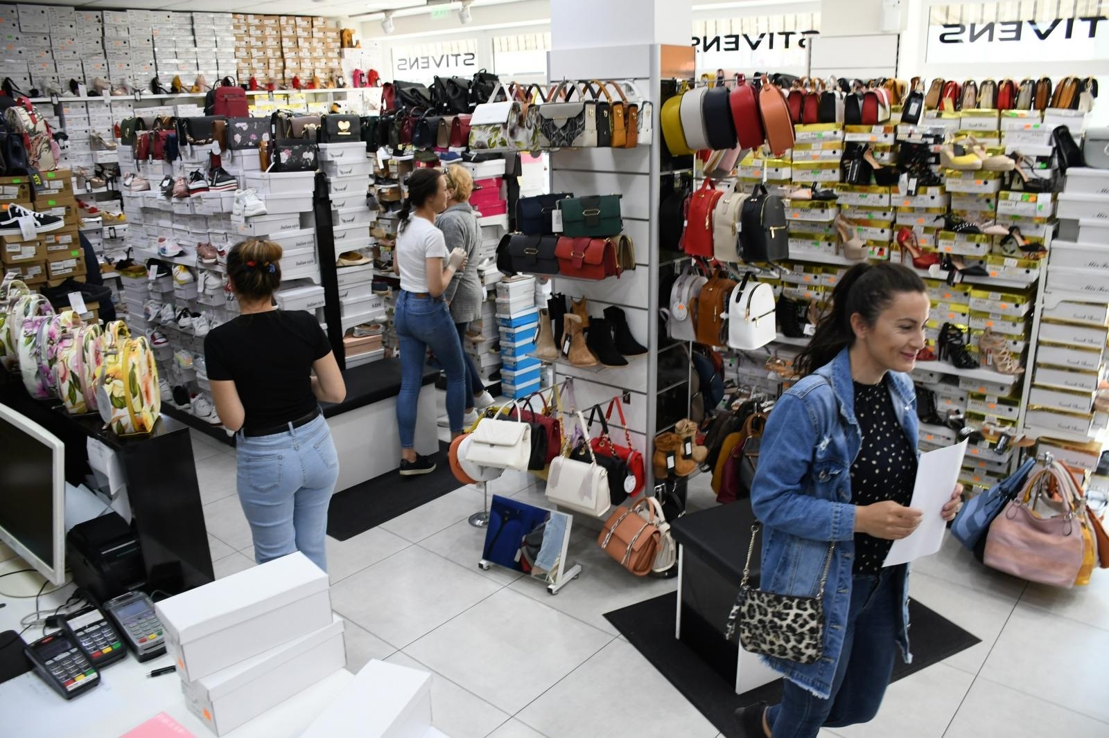 27.04.2020., Bjelovar - Prvom fazom popustanja mjera u vezi koronavirusa Bjelovarcani su s nestrpljenjem docekali otvaranje obrtnickih radnji poput postolara, knjiznica, te naravno trgovina obucom i odjecom. Svugdje je stanje bilo uredno jer je uci mogao samo ogranicen broj ljudi. 
Photo:Damir Spehar/PIXSELL