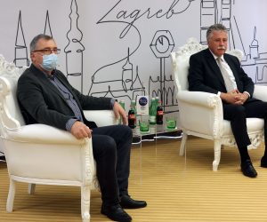 Zagreb, 12.11.2020 -  Udruženje ugostitelja Zagreba svoj je 8. forum održalo virtualno na temu aktualne situacije u toj djelatnosti s naglaskom na utjecaje pandemije koronavirusa i održivost poslovanja te nove trendove u ugostiteljstvu. U sklopu foruma održana 'uživo' konferencija za medije, na kojoj su uz ugostitelje prisustvovali i predstavnici grada Zagreba, Ministarstva turizma i sporta, Državnog inspektorata, Hrvatskog zavoda za javno zdravstvo i Nastavnog zavoda za javno zdravstvo Dr. Andrija Štampar. Na slici Krunoslav Capak i Joso Smolić.
Foto HINA/ Dario GRZELJ/ dag