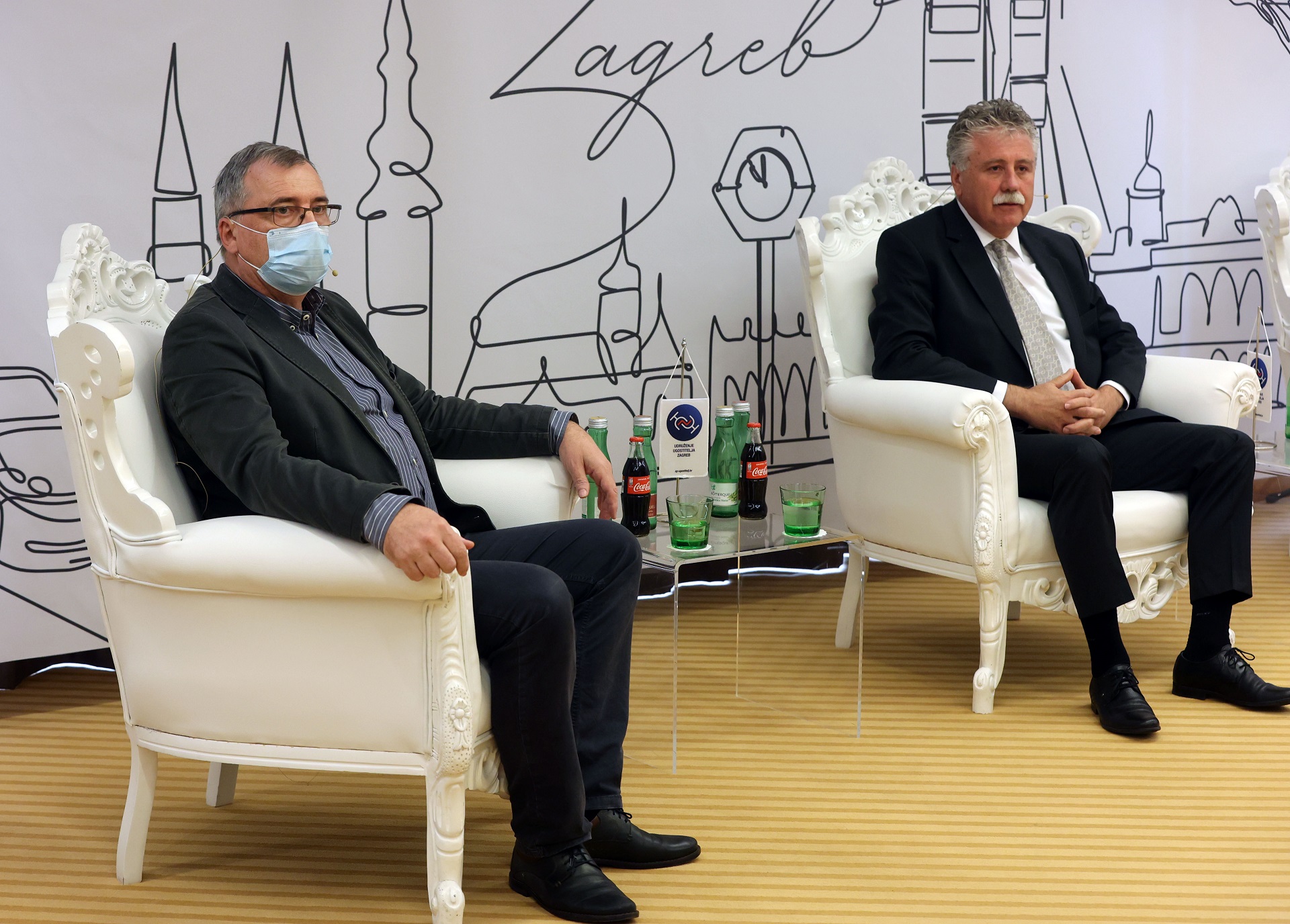 Zagreb, 12.11.2020 -  Udruženje ugostitelja Zagreba svoj je 8. forum održalo virtualno na temu aktualne situacije u toj djelatnosti s naglaskom na utjecaje pandemije koronavirusa i održivost poslovanja te nove trendove u ugostiteljstvu. U sklopu foruma održana 'uživo' konferencija za medije, na kojoj su uz ugostitelje prisustvovali i predstavnici grada Zagreba, Ministarstva turizma i sporta, Državnog inspektorata, Hrvatskog zavoda za javno zdravstvo i Nastavnog zavoda za javno zdravstvo Dr. Andrija Štampar. Na slici Krunoslav Capak i Joso Smolić.
Foto HINA/ Dario GRZELJ/ dag