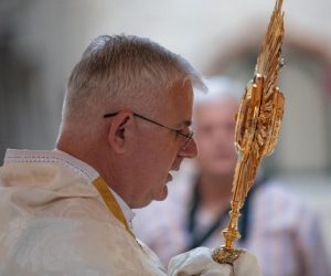 11.06.2020., Stara gradska jezgra, Dubrovnik - Krscani danas obiljezavaju svetkovinu Presvetog Tijela i Krvi Kristove - Tijelovo ili u nas poznatije kao Korosante. Svetkovina je to u spomen na ustanovljenje euharistije na Veliki cetvrtak, stoga je za veceras u 19 sati odrzano misno slavlje u dubrovackoj Katedrali koje je predvodio biskup Mate Uzinic, nakon cega je slijedila procesija s oltarskim sakramentom ulicama Grada.
Photo: Grgo Jelavic/PIXSELL