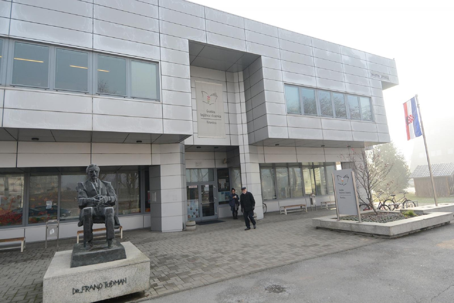 29.11.2018., Virovitica - Spomenik dr. Franje Tudjmana nalazi se na Trgu dr. Franje Tudjmana ispred gradske knjiznice. Autor spomenika je akademski kipar Ante Jurkic. Kip Franje Tudjmana je modeliran i izliven u bronci. Visina sjedece figure je oko dva metra. 
Photo: Damir Spehar/PIXSELL