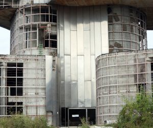 11.09.2019., Vojnic - Monumentalni spomenik ustanku naroda Banije i Korduna podignut na Petrovcu, najvisem vrhu Petrove gore godinama propada.  Ovo iznimno vrijedno arhitektonsko zdanje autora Vojina Bakica zapusteno je, pokradeno i propada. Photo: Kristina Stedul Fabac/PIXSELL