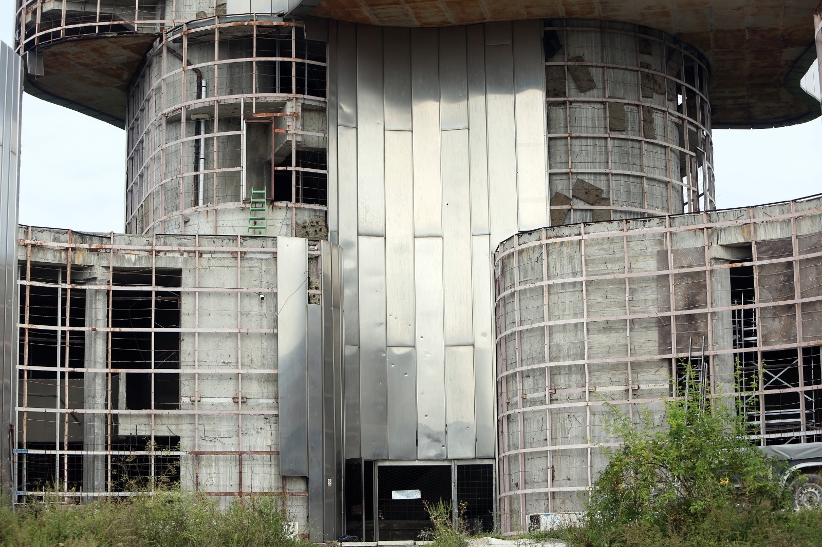11.09.2019., Vojnic - Monumentalni spomenik ustanku naroda Banije i Korduna podignut na Petrovcu, najvisem vrhu Petrove gore godinama propada.  Ovo iznimno vrijedno arhitektonsko zdanje autora Vojina Bakica zapusteno je, pokradeno i propada. Photo: Kristina Stedul Fabac/PIXSELL