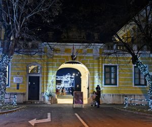 Vukovar, 29.11.2020 - Vukovarski gradonaèelnik Ivan Penava zapalio je u nedjelju prvu Adventsku svijeæu u znak poèetka 23. Vukovarskih adventskih sveèanosti, nakon èega je razgledao prigodnu izlobu. foto HINA/ ik