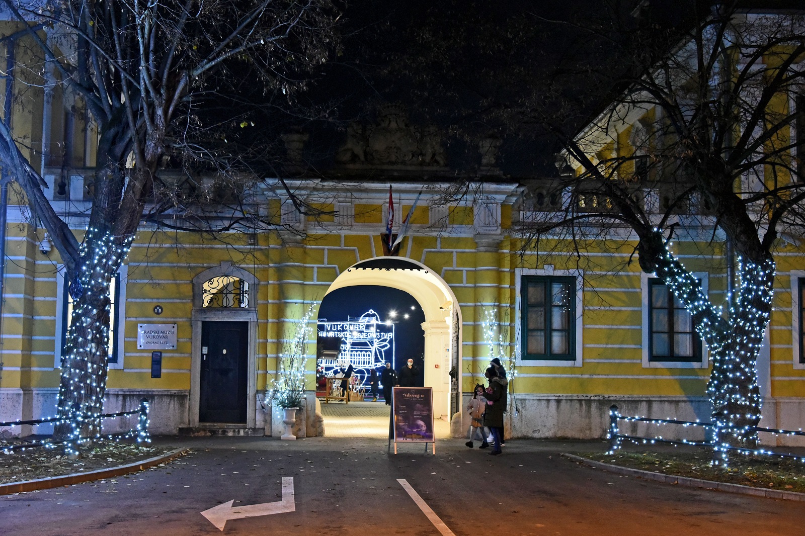 Vukovar, 29.11.2020 - Vukovarski gradonaèelnik Ivan Penava zapalio je u nedjelju prvu Adventsku svijeæu u znak poèetka 23. Vukovarskih adventskih sveèanosti, nakon èega je razgledao prigodnu izlobu. foto HINA/ ik
