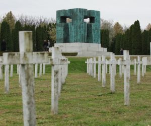 31.10.2020., Vukovar - Na Memorijalnomn groblju zrtava Domovinskog rata u Vukovaru u povodu blagdana Svih svetih u spomen na sve poginule, nestale i umrle hrvatske branitelje i civilne zrtve stradale tijekom velikosrpske agresije na Vukovar polozeni su vijenci i zapaljene svijece. Photo: Dubravka Petric/PIXSELL