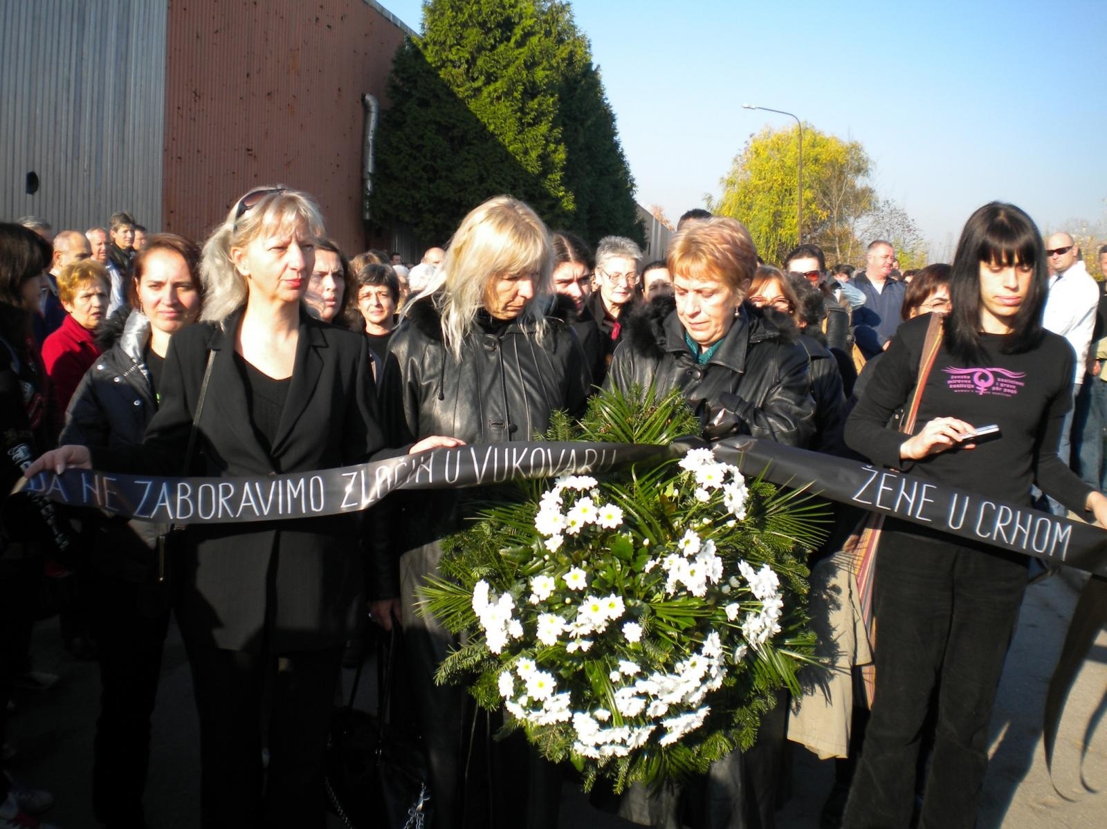 19.11.2009., Vukovar - Vukovar su jucer posjetile i clanice srbijanske udruge Zene u crnom koje su po prvi put u okviru sluzbenoga protokola polozile vijenac kod Borovo commerca. 
Photo: Branimir Bradaric/VLM/PIXSELL