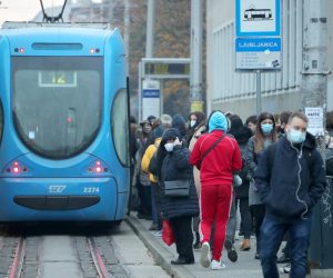 30.11.2020., Zagreb - Okretiste tramvaja Ljubljanica. Kako se provode nove mjere u ZET-ovim vozilima te kako se rijesavaju zahtjevi da popunjenost da ne smije prelaziti 40 posto, osobito u vrijeme jutarnje guzve. Photo: Sanjin Strukic/PIXSELL