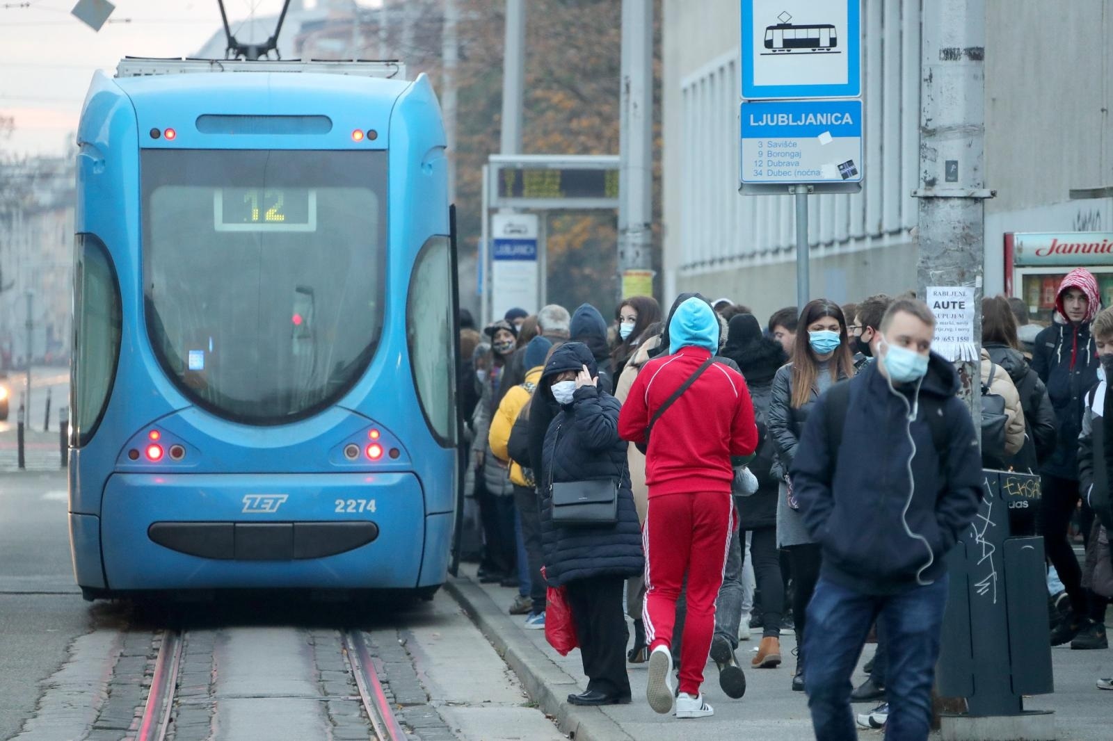 30.11.2020., Zagreb - Okretiste tramvaja Ljubljanica. Kako se provode nove mjere u ZET-ovim vozilima te kako se rijesavaju zahtjevi da popunjenost da ne smije prelaziti 40 posto, osobito u vrijeme jutarnje guzve. Photo: Sanjin Strukic/PIXSELL