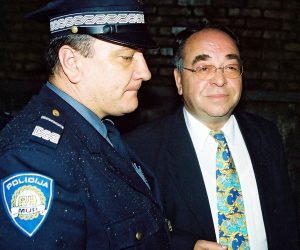 Zagreb, 22.04.2011 - Arhivska fotografija od 26.09.2002. godine prikazuje pripadnika policije dok privodi Josipa Guciæa na upanijski sud u Rijeci. Odbjegli bivi tajkun Josip Guciæ nepravomoæno je danas na ponovljenom suðenju na zagrebaèkome upanijskom sudu osuðen na dvije godine zatvora jer je podmitio sudskog vjetaka Antuna Èeoviæa, koji je zauzvrat u kaznenom postupku protiv njega trebao utvrditi da je njegova tvrtka NIK poslovala po zakonu. 
foto FaH/ Miljenko KLEPAC /ds