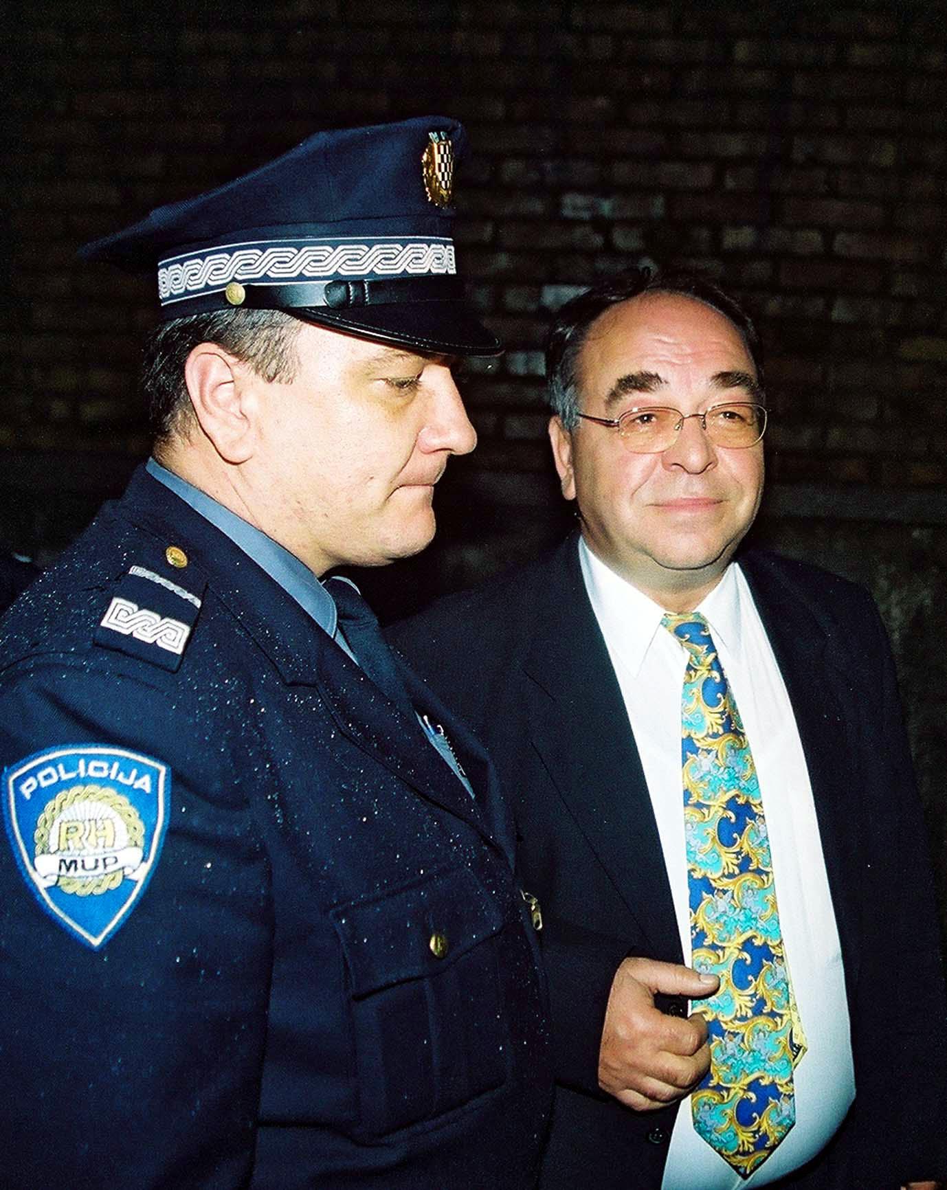 Zagreb, 22.04.2011 - Arhivska fotografija od 26.09.2002. godine prikazuje pripadnika policije dok privodi Josipa Guciæa na upanijski sud u Rijeci. Odbjegli bivi tajkun Josip Guciæ nepravomoæno je danas na ponovljenom suðenju na zagrebaèkome upanijskom sudu osuðen na dvije godine zatvora jer je podmitio sudskog vjetaka Antuna Èeoviæa, koji je zauzvrat u kaznenom postupku protiv njega trebao utvrditi da je njegova tvrtka NIK poslovala po zakonu. 
foto FaH/ Miljenko KLEPAC /ds