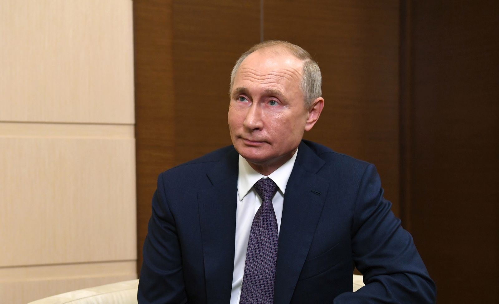 epa08825967 Russian President Vladimir Putin answers journalist's questions on the situation in the Nagorno-Karabakh at the Novo-Ogaryovo state residence outside Moscow, Russia, 17 November 2020.  EPA/ALEXEI NIKOLSKY/SPUTNIK /KREMLIN / POOL MANDATORY CREDIT