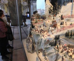 epa08854455 People look at a Christmas crib with wintersport and skiing related details set up in a window of the Rinascente store in Duomo Square in Milan, Italy, as people do their pre-Christmas shopping on 01 December 2020. Italian Prime Minister Giuseppe Conte already in November called on Italians not to ski during the Christmas holidays in order to curb the spread of the coronavirus during the second wave of the pandemic.  EPA/PAOLO SALMOIRAGO