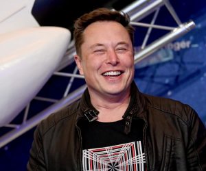 epa08855589 SpaceX owner and Tesla CEO Elon Musk arrives on the red carpet for the Axel Springer award, in Berlin, Germany, 01 December 2020.  EPA/BRITTA PEDERSEN / POOL