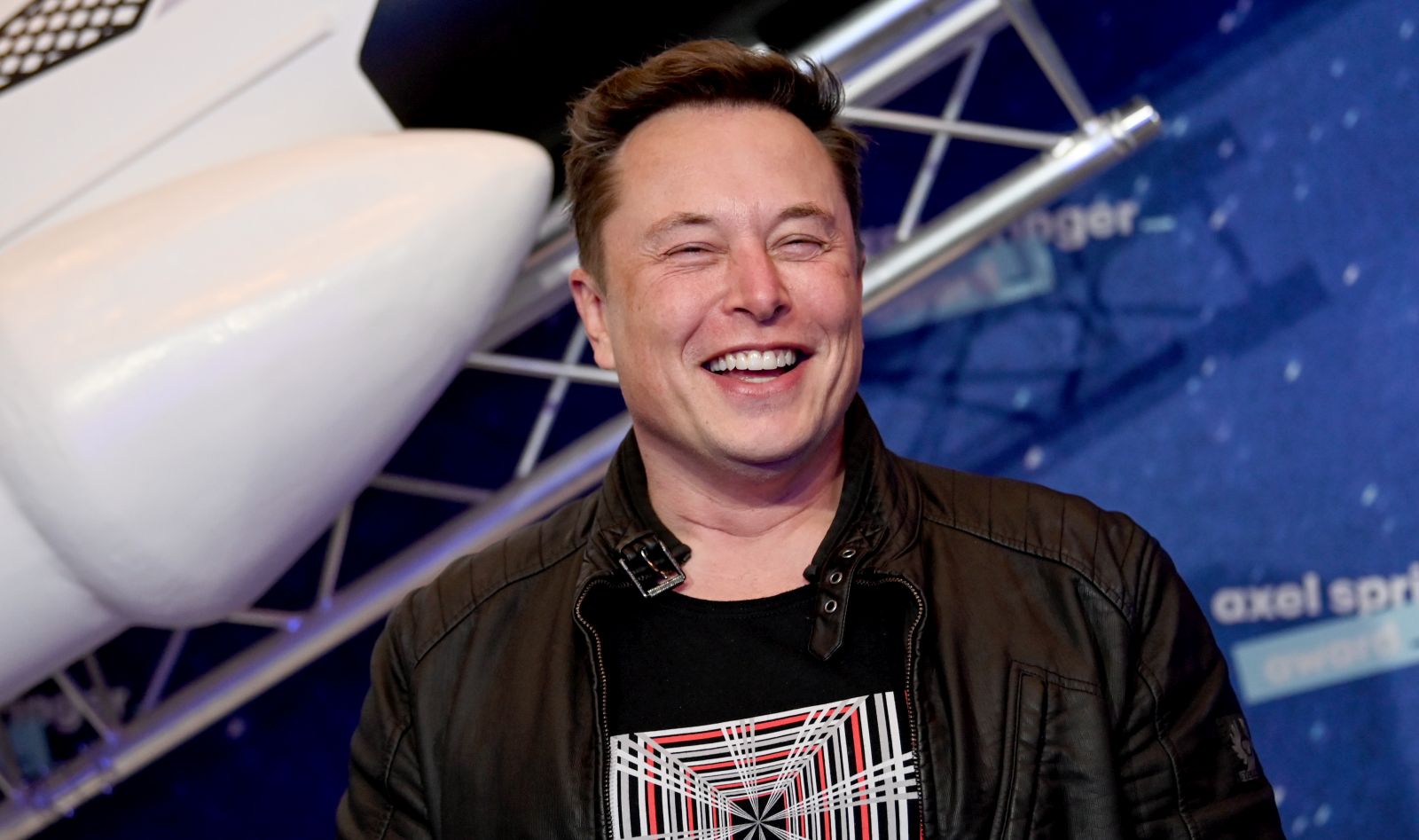 epa08855589 SpaceX owner and Tesla CEO Elon Musk arrives on the red carpet for the Axel Springer award, in Berlin, Germany, 01 December 2020.  EPA/BRITTA PEDERSEN / POOL