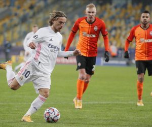epa08855575 Luka Modric (L) of Real Madrid in action during the UEFA Champions League group B match between Shakhtar Donetsk and Real Madrid in Kiev, Ukraine, 01 December 2020.  EPA/Sergey Dolzhenko