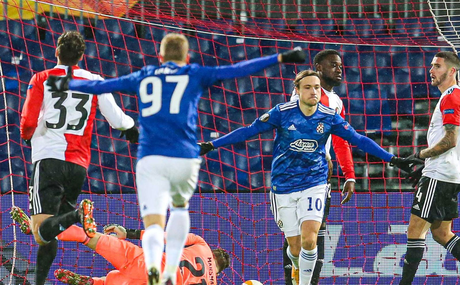 epa08860312 Lovro Majer (C) of Dinamo Zagreb celebrates after scoring his team's second goal during the UEFA Europa League group K soccer match between Feyenoord Rotterdam and Dinamo Zagreb at the Kuip in Rotterdam, The Netherlands, 03 December 2020.  EPA/PIETER STAN DE JONGE