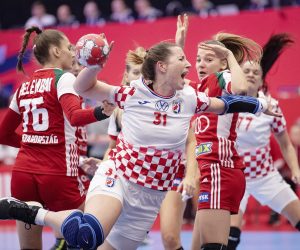 epa08862675 Ana Debelic of Croatia (C) in action with Dorottya Faluvegi and Fanny Helembai of Hungary during the EHF EURO 2020 European Women's Handball preliminary round match between Hungary and Croatia at Sydbank Arena in Kolding, Denmark, 04  December 2020.  EPA/BO AMSTRUP  DENMARK OUT