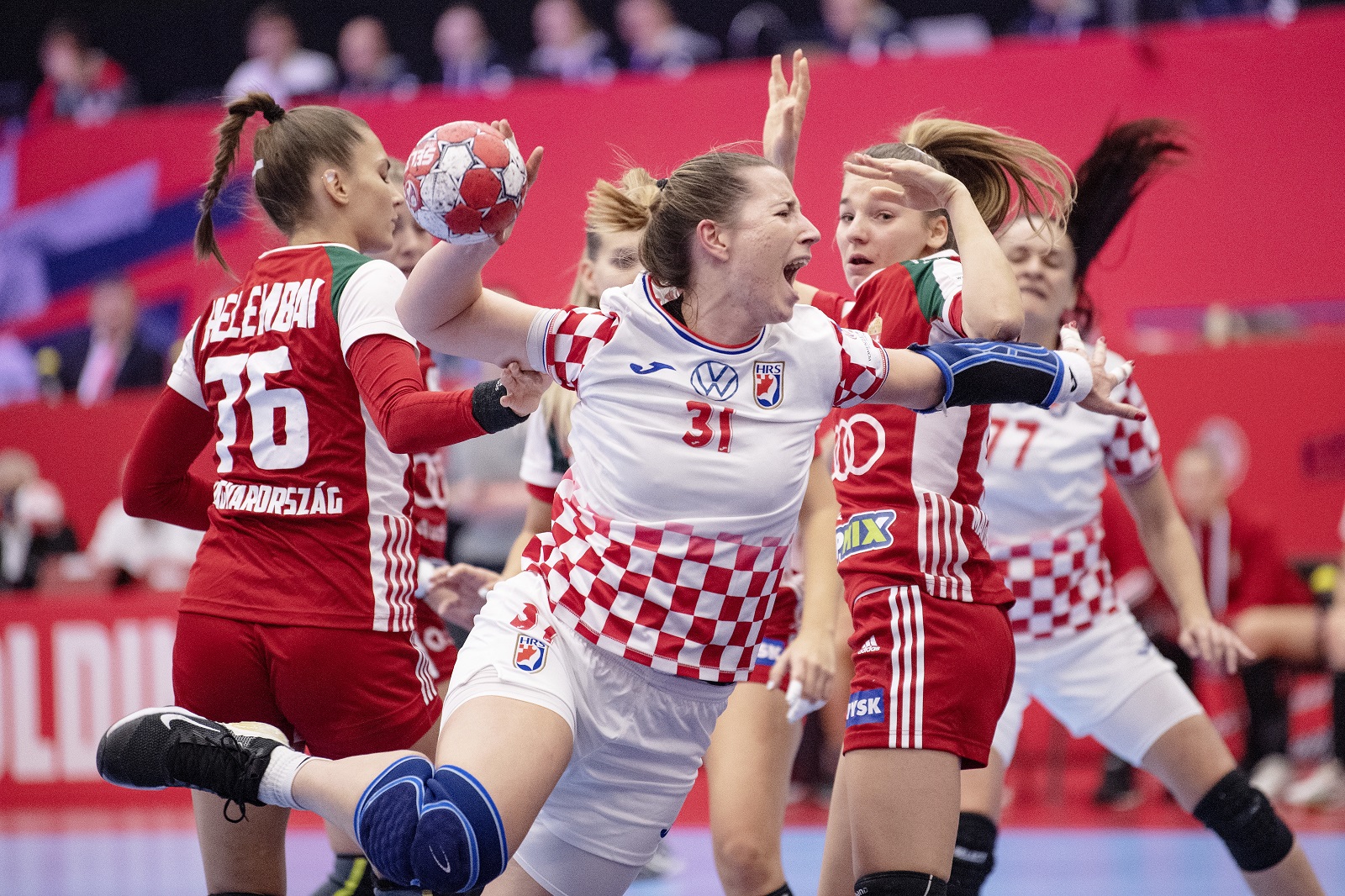 epa08862675 Ana Debelic of Croatia (C) in action with Dorottya Faluvegi and Fanny Helembai of Hungary during the EHF EURO 2020 European Women's Handball preliminary round match between Hungary and Croatia at Sydbank Arena in Kolding, Denmark, 04  December 2020.  EPA/BO AMSTRUP  DENMARK OUT