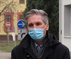 Varaždin, 06.12.2020. - Opću bolnicu Varaždin posjetili su predstavnici Klinike za infektivne bolesti „Dr. Fran Mihaljević” te predstavnici nacionalnog COVID centra KB Dubrava. Zdravstvene ustanove u Hrvatskoj imat će tjedne sastanke kako bi poboljšale zbrinjavanje pacijenata razmjenom iskustava, najavila je ravnateljica Klinike za infektivne bolesti „Dr. Fran Mihaljević” Alemka Markotić nakon posjeta Općoj bolnici Varaždin u nedjelju. Na fotografiji Ivica Lukšić.
foto HINA/ Siniša KALAJDŽIJA/ ml