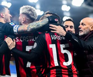 epa08867668 Milan’s Spanish forward Samu Castillejo (2nd from left) celebrates with his team-mates and Italian coach Stefano Pioli after scoring a goal  during the Italian Serie A soccer match Uc Sampdoria vs Ac Milan at Luigi Ferraris stadium in Genoa, Italy, 6 December 2020.  EPA/SIMONE ARVEDA