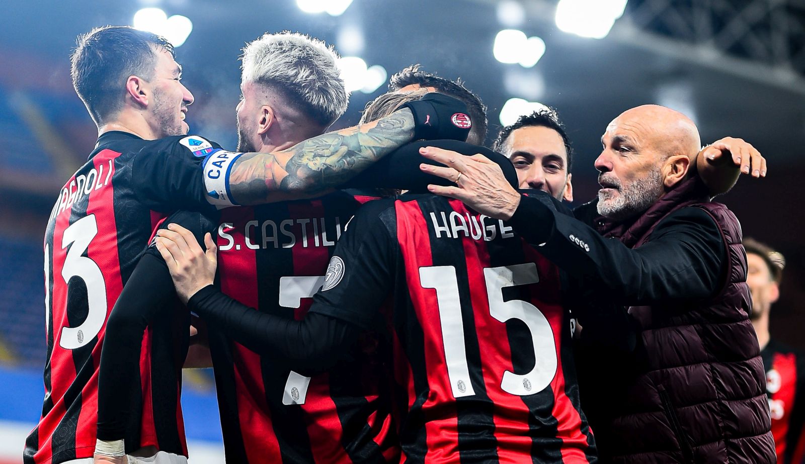 epa08867668 Milan’s Spanish forward Samu Castillejo (2nd from left) celebrates with his team-mates and Italian coach Stefano Pioli after scoring a goal  during the Italian Serie A soccer match Uc Sampdoria vs Ac Milan at Luigi Ferraris stadium in Genoa, Italy, 6 December 2020.  EPA/SIMONE ARVEDA