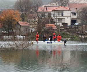 Vrgorac, 09.12.2020 - Iako su na terenu sve slube, HGSS, Stoer civilne zatite grada Vrgorca, djelatnici Hrvatskih voda, Vodoprivrede, Vatrogasci DVD-a Vrgorac, ljudi su nemoæni pod velikom kolièine vode koja je poplavila kuæe i prisilila neke ljude na evakuaciju. Kuæa Mate Pervana u Kokoriæima koja se nalazi do Etno sela, 3,5 metra je pod vodom, cijelo prizemlje i pola kata, èitavi plastenici jagoda, voæa i povræa. Pripadnici HGSS-a stanica Makarska i Split angairani su kako bi pomogli stanovnitvu sela Kokoriæi, èamcima opskrbljuju kuæe koje su opkoljene vodom, a iz sela se vie ne moe iziæi ni jednom cestom, jer je potopljena i cesta prema Vinjici koja je do sada sluila za evakuaciju. foto HINA/ Jure DIVIÆ/ik