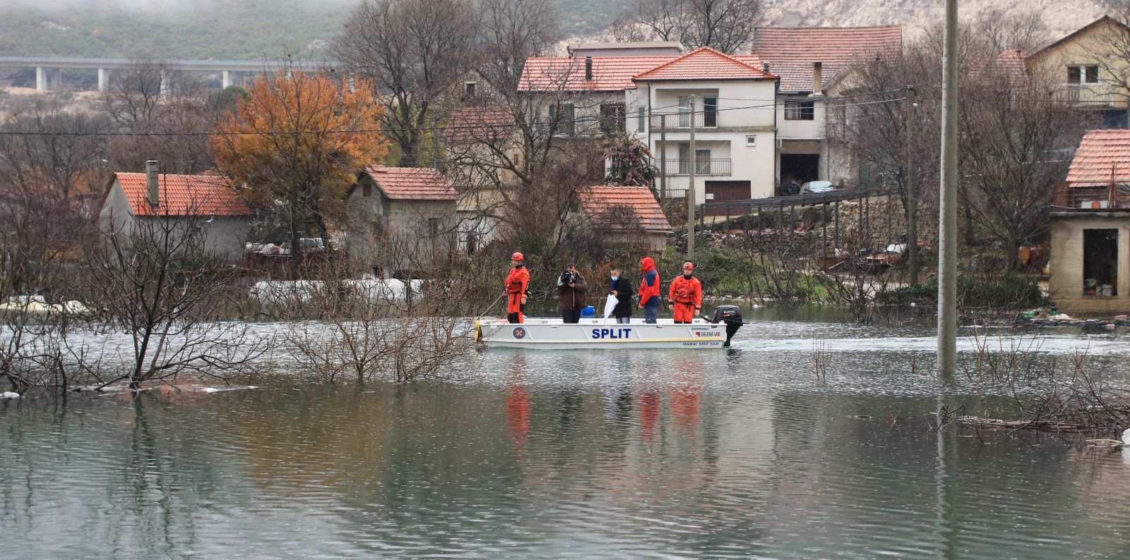 Vrgorac, 09.12.2020 - Iako su na terenu sve slube, HGSS, Stoer civilne zatite grada Vrgorca, djelatnici Hrvatskih voda, Vodoprivrede, Vatrogasci DVD-a Vrgorac, ljudi su nemoæni pod velikom kolièine vode koja je poplavila kuæe i prisilila neke ljude na evakuaciju. Kuæa Mate Pervana u Kokoriæima koja se nalazi do Etno sela, 3,5 metra je pod vodom, cijelo prizemlje i pola kata, èitavi plastenici jagoda, voæa i povræa. Pripadnici HGSS-a stanica Makarska i Split angairani su kako bi pomogli stanovnitvu sela Kokoriæi, èamcima opskrbljuju kuæe koje su opkoljene vodom, a iz sela se vie ne moe iziæi ni jednom cestom, jer je potopljena i cesta prema Vinjici koja je do sada sluila za evakuaciju. foto HINA/ Jure DIVIÆ/ik