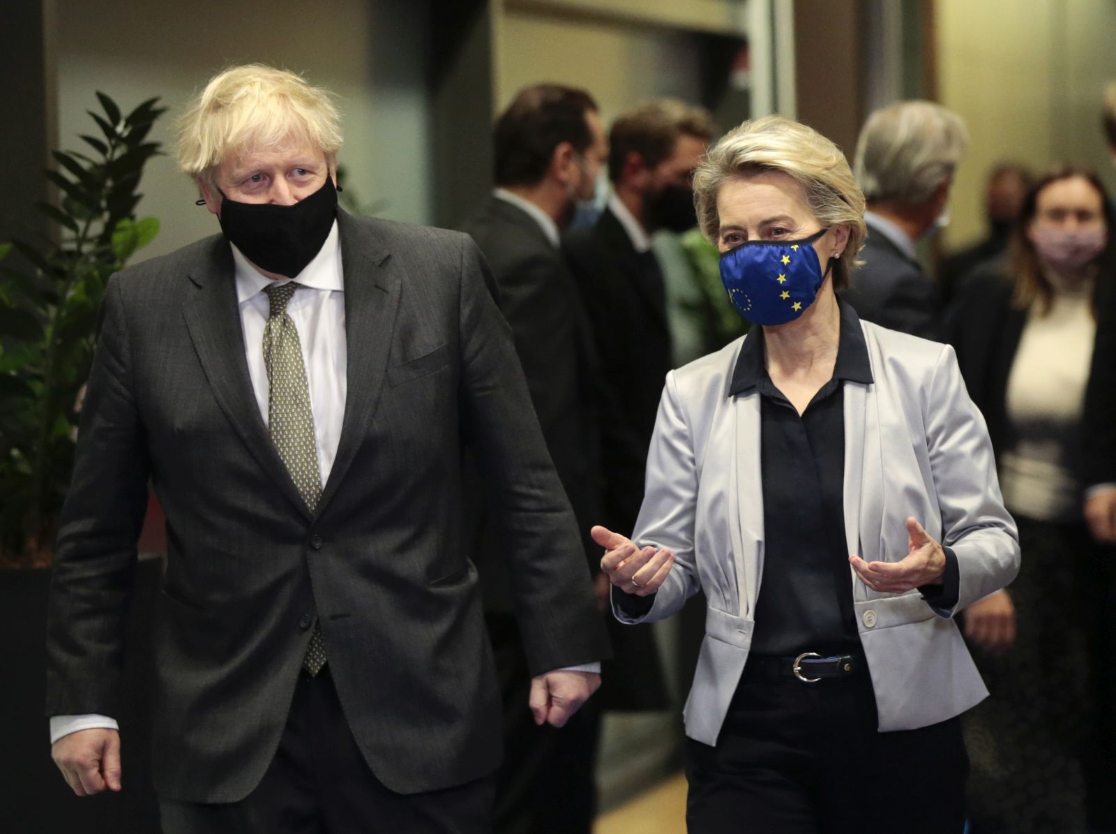 epa08873086 Britain's Prime Minister Boris Johnson (L) is welcomed by European Commission President Ursula von der Leyen (R) prior to  post-Brexit trade deal talks, in Brussels, Belgium, 09 December 2020. A negotiations phase of eleven months that started on 31 January 2020 following the UK's exit from the EU ends on 31 December 2020.  EPA/OLIVIER HOSLET / POOL