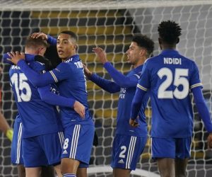 epa08875904 Leicester's Harvey Barnes (2-L) celebrates with teammates after scoring the 2-0 lead during the UEFA Europa League group G soccer match between Leicester City and AEK Athens in Leicester, Britain, 10 December 2020.  EPA/TIM KEETON