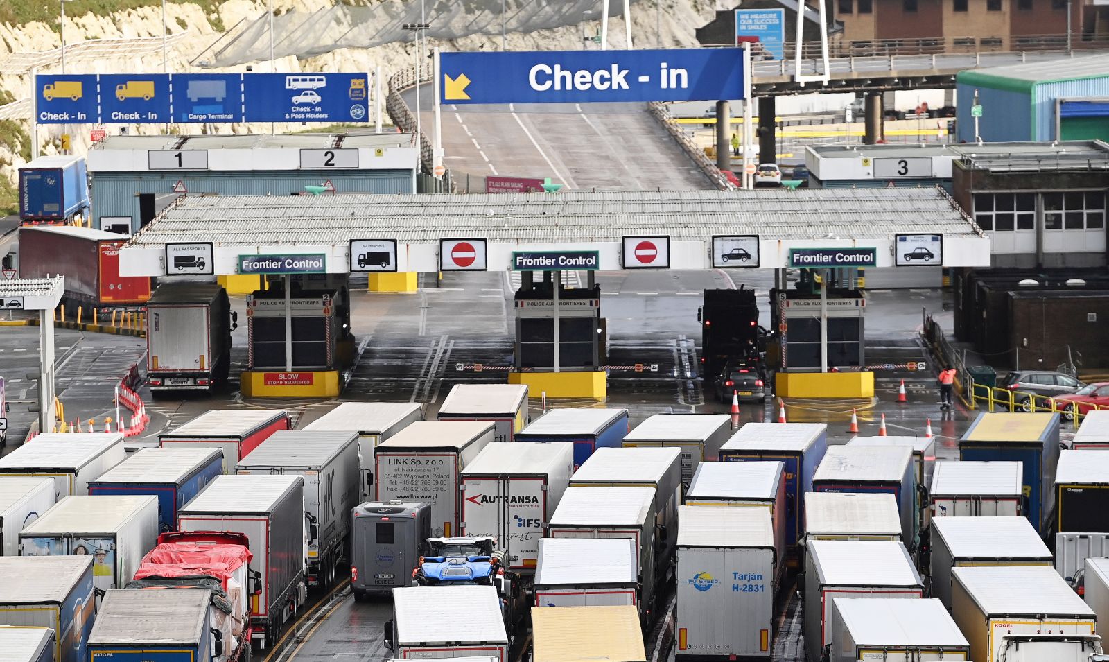 epa08877200 Freight trucks queue up to board ferries at Dover Port, Britain, 11 December 2020. British Prime Minister Johnson has stated that there is a strong possibility that the UK may not be able to strike a trade deal with the EU. A negotiations phase of eleven months that started on on 31 January 2020 following the UK's exit from the EU - dubbed Brexit -, ends on 31 December 2020.  EPA/ANDY RAIN