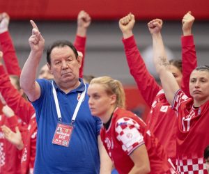 epa08879962 Head coach Nenad Sostaric of Croatia during the EHF EURO 2020 European Women's Handball Main Round - Group II match between Croatia and Norway at Sydbank Arena in Kolding, Denmark, 12 December 2020.  EPA/Bo Amstrup  DENMARK OUT