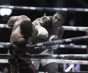 epa08880739 Defending WBA (Super), IBF, WBO, and IBO world champion Anthony Joshua of Britain (R) and Kubrat Pulev of Bulgaria during their heavyweight world title bout at the SSE Arena in London, Britain, 12 December 2020.  EPA/Andrew Couldridge / POOL