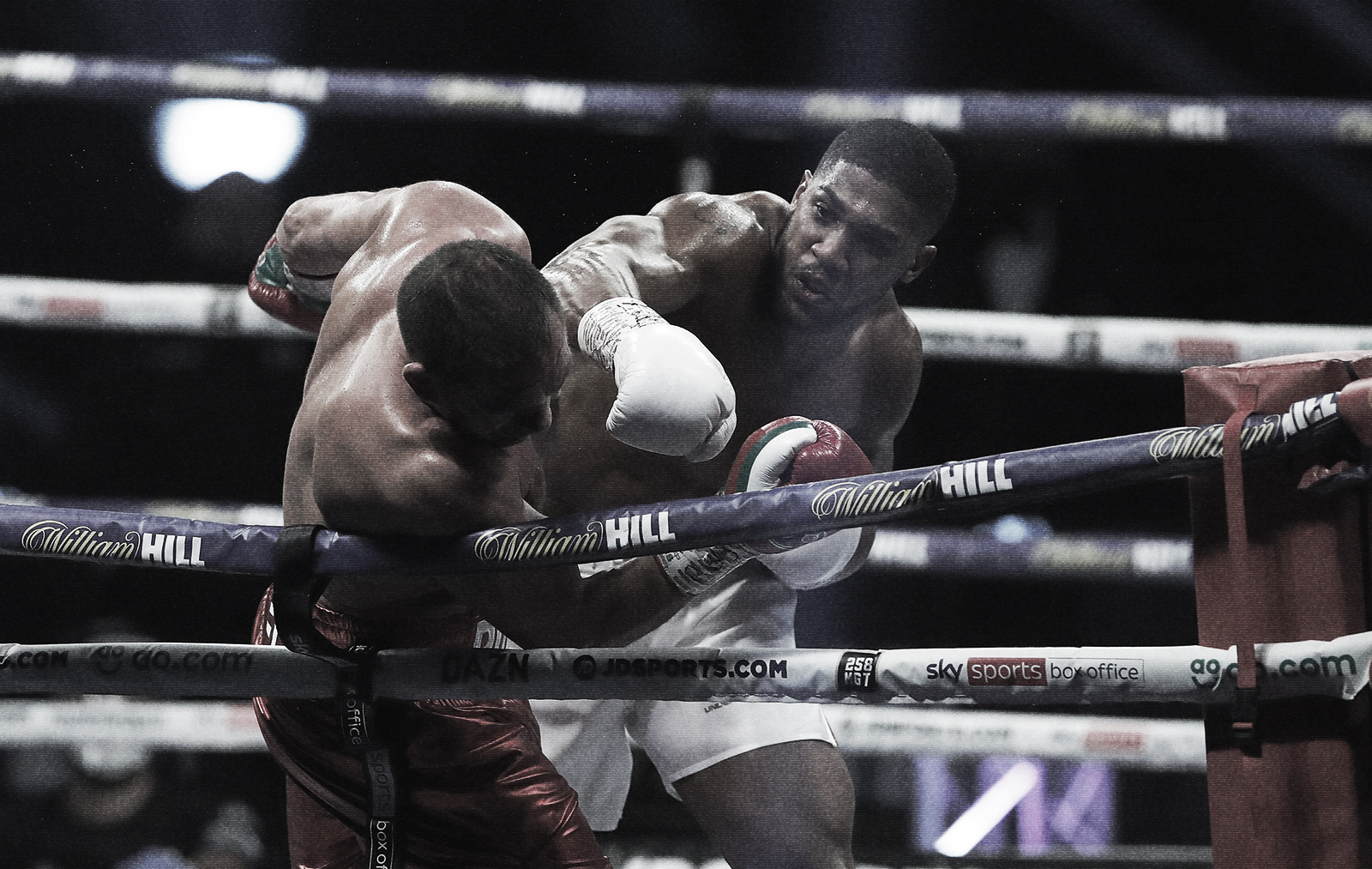 epa08880739 Defending WBA (Super), IBF, WBO, and IBO world champion Anthony Joshua of Britain (R) and Kubrat Pulev of Bulgaria during their heavyweight world title bout at the SSE Arena in London, Britain, 12 December 2020.  EPA/Andrew Couldridge / POOL